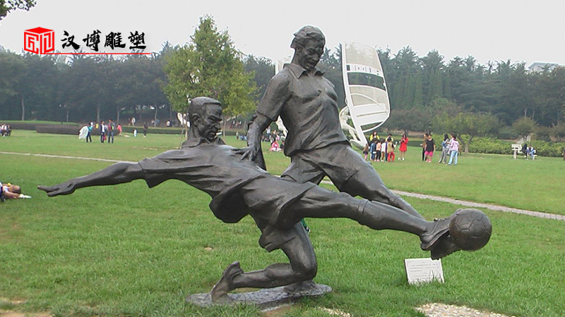 踢足球雕塑_铸铜雕塑_人物雕像定制_校园运动雕像_户外园林雕像