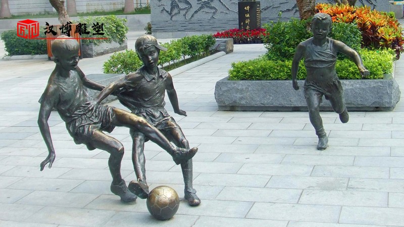 踢足球雕塑_和谐社会雕塑_园林景观雕塑