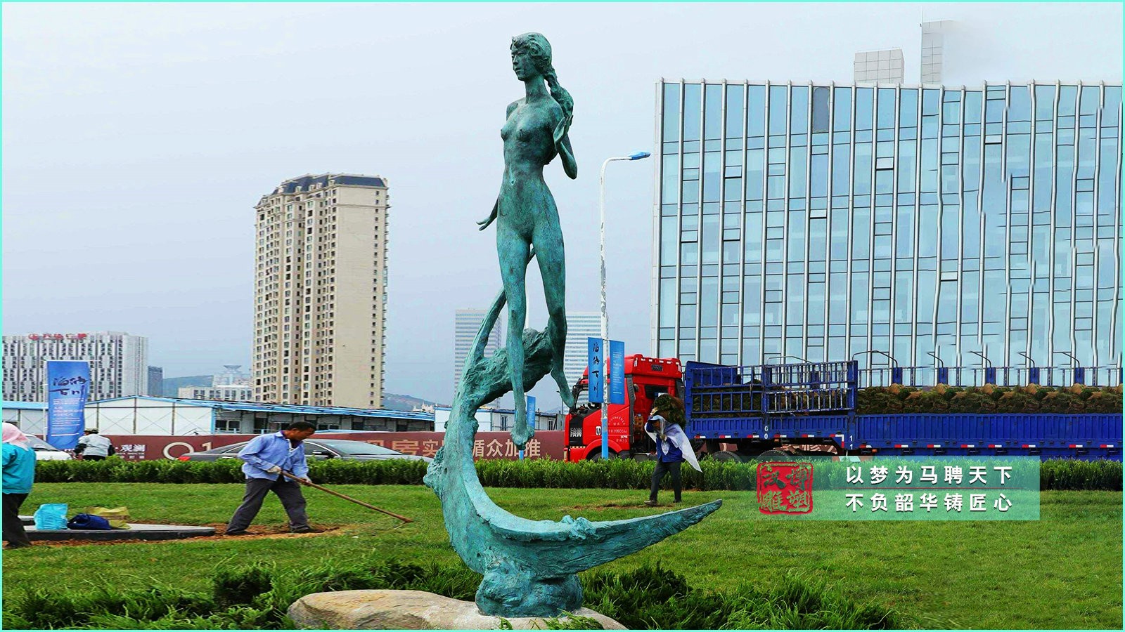 铸铜抽象女孩人物雕塑定制,城市广场公园景区景观,玻璃钢铜雕加工厂家