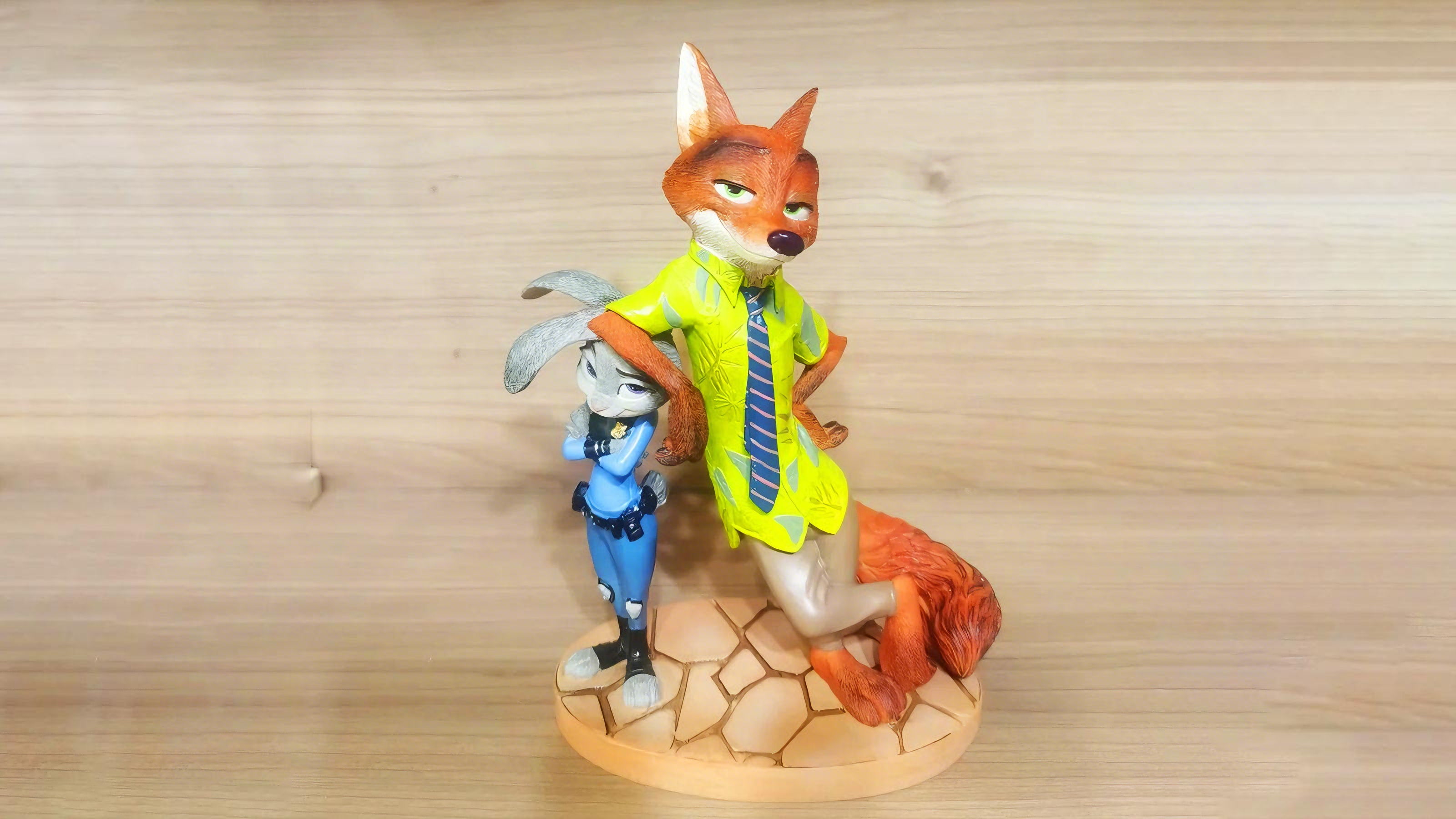 狐狸卡通玻璃钢雕塑,室内动物彩绘雕塑摆件,游戏人物玻璃钢雕塑加工工厂