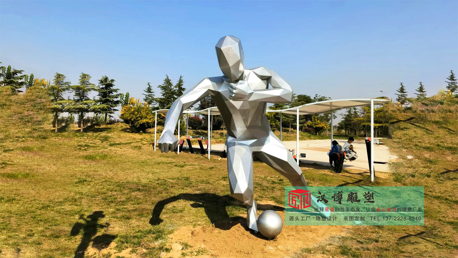 踢足球雕像加工摆件,不锈钢雕塑源头工厂,园林景观雕塑厂家