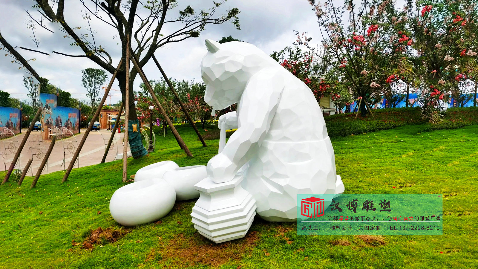 玻璃钢熊猫雕塑,卡通熊雕塑,广场雕塑定制